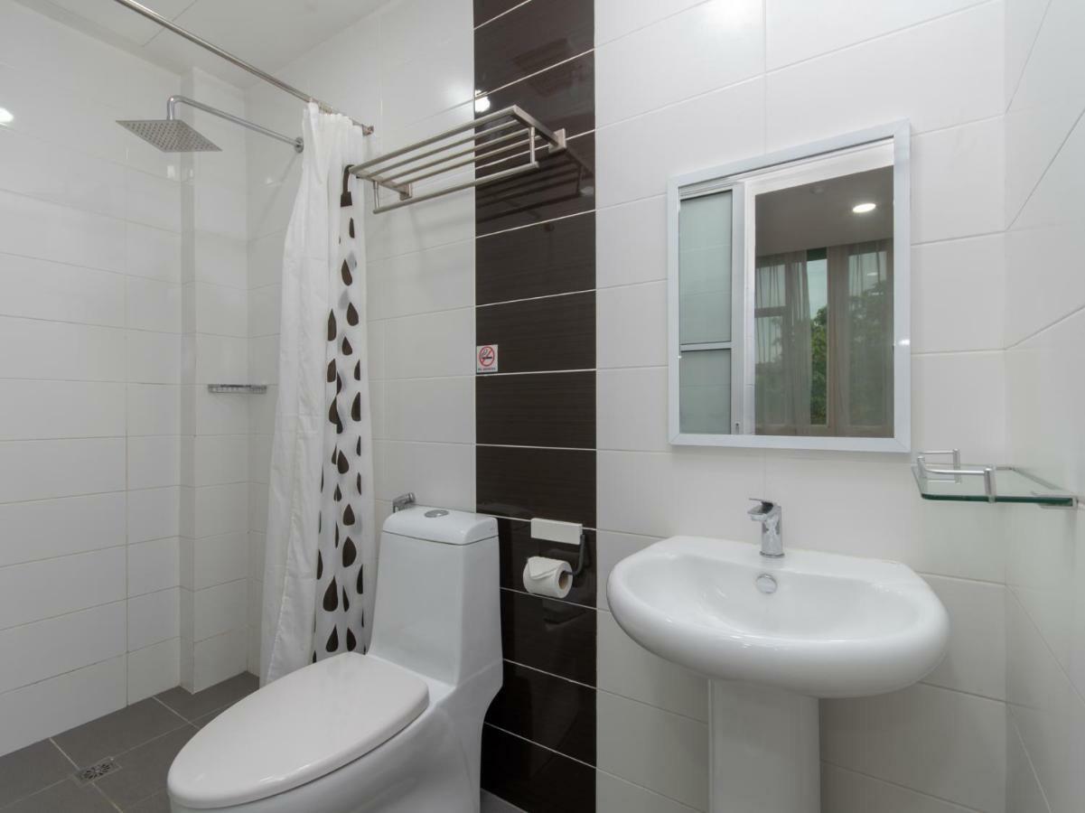 Oyo 89344 Labuan Avenue Hotel Экстерьер фото